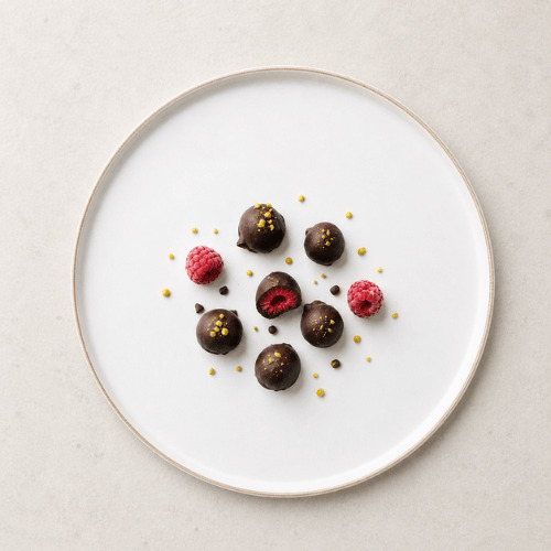 Vegane gesunde Snacks gegen Heißhunger wie Datteln mit Nussmus, Schoko Snacks und nährstoffreiche Energy Balls für stabile Energie und Blutzuckerbalance im weiblichen Zyklus