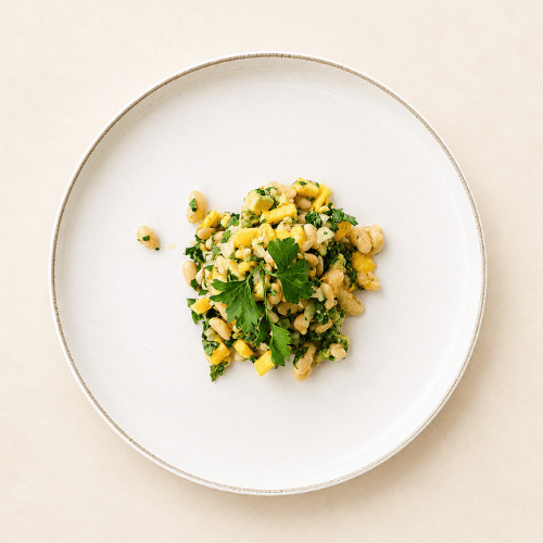 Vegane Salate für stabile Energie mit pflanzlichem Protein, gesunden Fetten und frischem Gemüse, ideal zur Blutzuckerbalance und gegen Heißhunger im Alltag