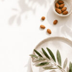 Vegane, nährstoffreiche Lebensmittel für Frauen wie gesunde Fette, Protein und vollwertige Zutaten zur Unterstützung von Zyklus, Hormonen und stabiler Energie im Alltag