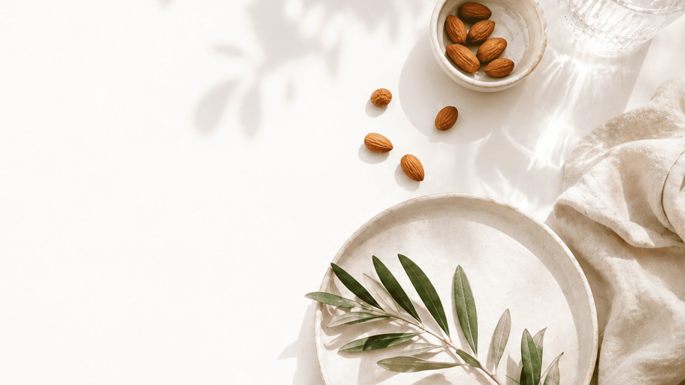 Vegane, nährstoffreiche Lebensmittel für Frauen wie gesunde Fette, Protein und vollwertige Zutaten zur Unterstützung von Zyklus, Hormonen und stabiler Energie im Alltag