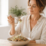 Alltagssituationen rund um Follikelphase Ernährung, gesunde pflanzliche Mahlzeiten und bewusster Umgang mit Energie im weiblichen Zyklus für mehr Balance und Wohlbefinden