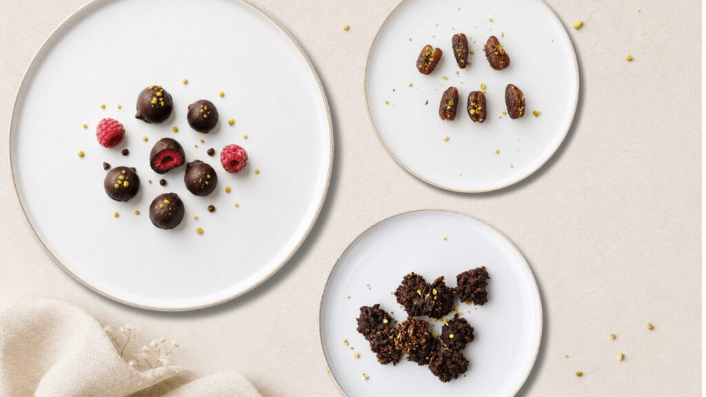 Vegane gesunde Snacks gegen Heißhunger wie Datteln mit Nussmus, Schoko Snacks und nährstoffreiche Energy Balls für stabile Energie und Blutzuckerbalance im weiblichen Zyklus
