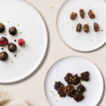 Heißhunger stoppen: 5 Snacks für stabile Energie Vegane gesunde Snacks gegen Heißhunger wie Datteln mit Nussmus, Schoko Snacks und nährstoffreiche Energy Balls für stabile Energie und Blutzuckerbalance im weiblichen Zyklus