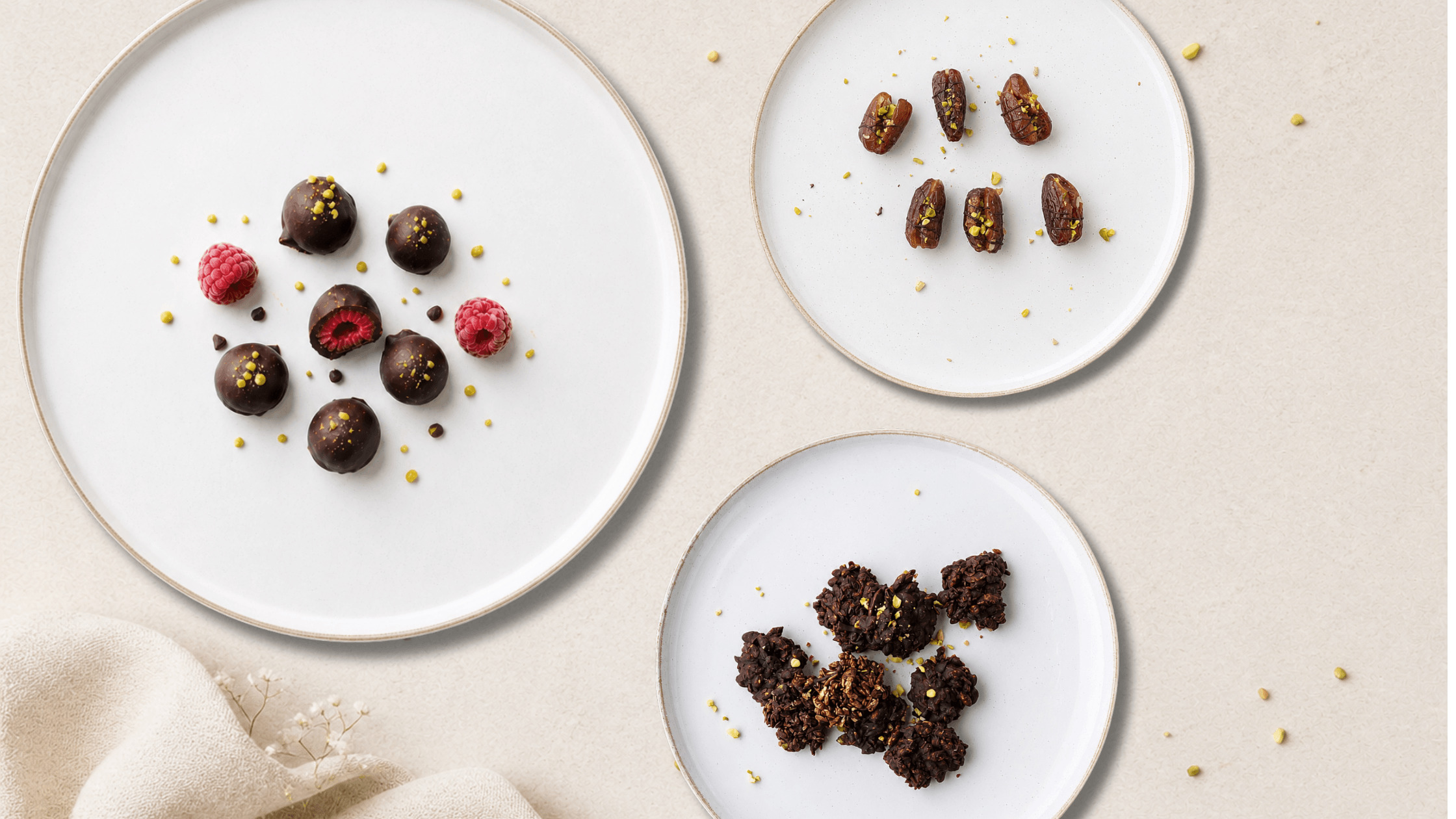 Vegane gesunde Snacks gegen Heißhunger wie Datteln mit Nussmus, Schoko Snacks und nährstoffreiche Energy Balls für stabile Energie und Blutzuckerbalance im weiblichen Zyklus