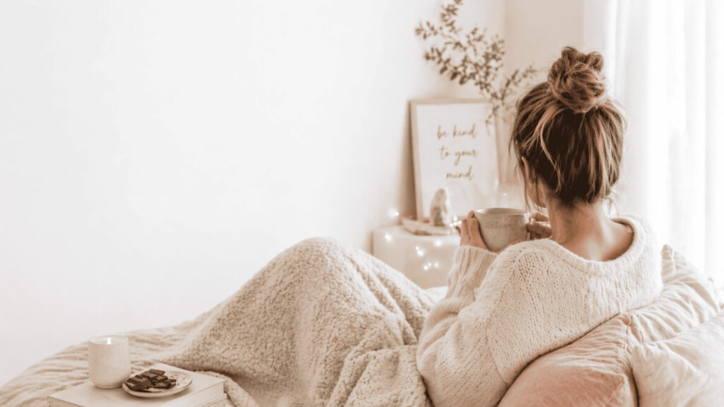 Gemütliche Selbstfürsorge während der Menstruation mit Tee und Decke, Ernährung während der Periode und weiblicher Zyklus im Alltag