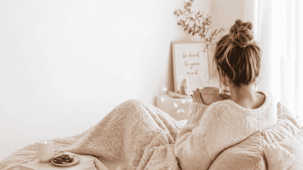 Gemütliche Selbstfürsorge während der Menstruation mit Tee und Decke, Ernährung während der Periode und weiblicher Zyklus im Alltag