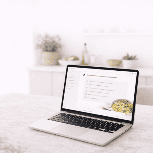 Frau erstellt eine gesunde Bowl und stellt ihre Bowl individuell zusammen für stabile Energie, ausreichend Protein und eine gute Nährstoffversorgung