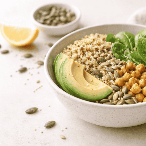 Frau erstellt eine gesunde Bowl und stellt ihre Bowl individuell zusammen für stabile Energie, ausreichend Protein und eine gute Nährstoffversorgung