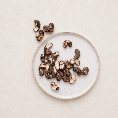 Vegane gesunde Snacks gegen Heißhunger wie Datteln mit Nussmus, Schoko Snacks und nährstoffreiche Energy Balls für stabile Energie und Blutzuckerbalance im weiblichen Zyklus
