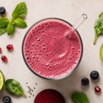 Hormonfreundliche Smoothies für jede Zyklusphase mit nährstoffreichen Zutaten wie Beeren, Kakao, Kiwi, Haferflocken und Joghurt. Blutzuckerfreundliche vegane Smoothie Rezepte für Menstruation, Follikelphase, Eisprung und Lutealphase.